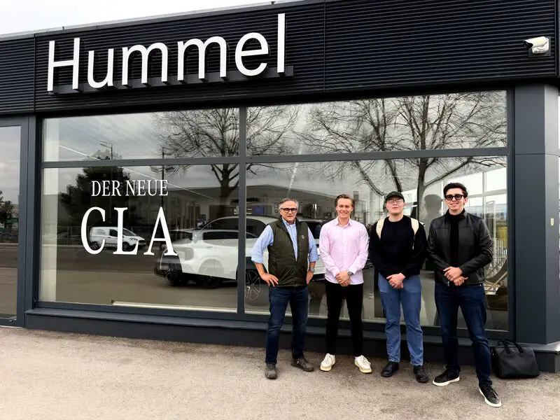 Teamfoto beim Rollout